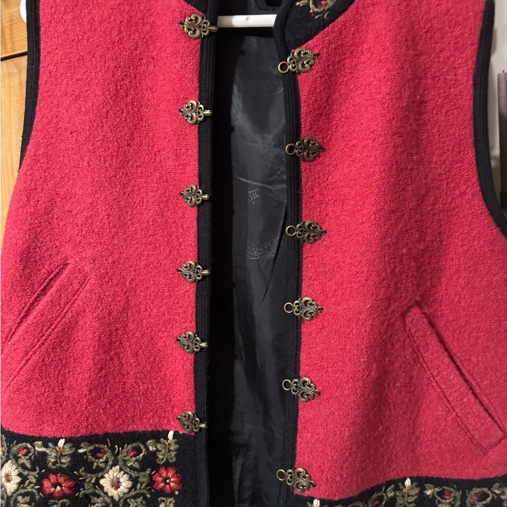 Icelandic red vest with metal clasps and embroidery